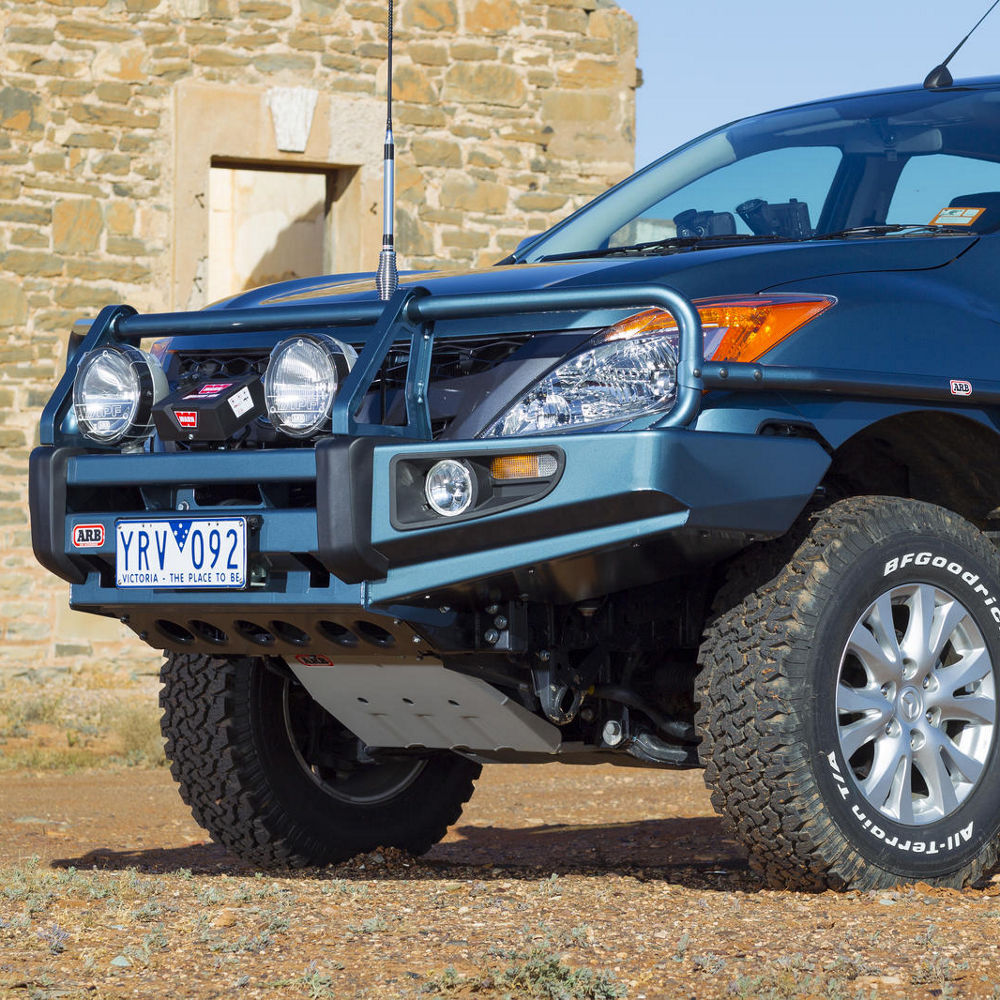 ARB Deluxe Combination Bar Mazda BT-50 – Detailansicht Aufnahmepunkte und Antennenhalter