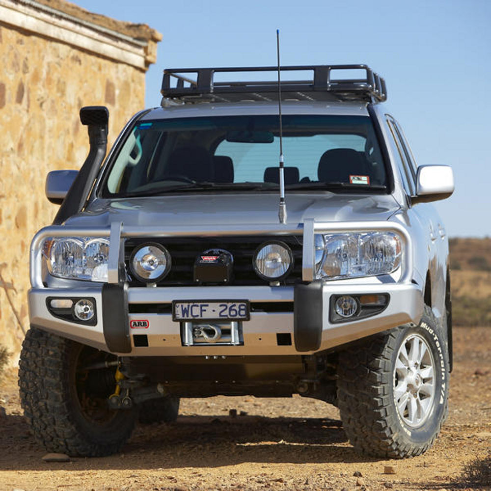 ARB Deluxe Winch Bar VDJ200 – Detailansicht mit Windenaufnahme und Nebelscheinwerfern