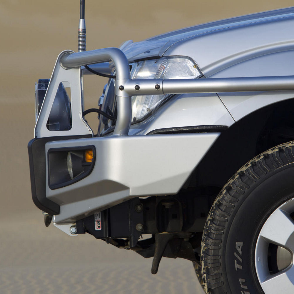 ARB Deluxe Stahl-Frontschutzbügel montiert am Nissan Navara D40 – Detailaufnahme mit Nebelscheinwerfer und CB-Antenne