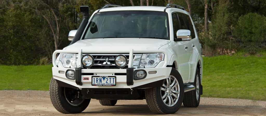 ARB Combar Pajero NX mit ARB Nebelscheinwerfern MKII und LED-Blinkern