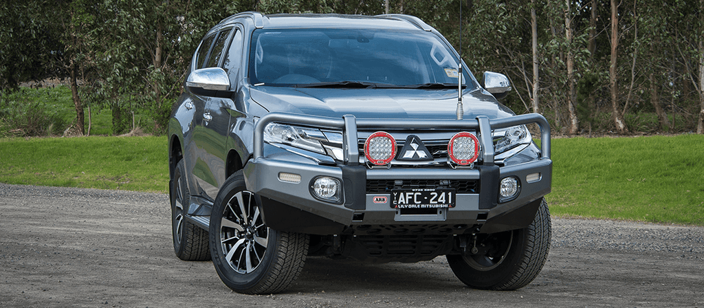 Mitsubishi Pajero Sport mit ARB Summit Combar und Zusatzscheinwerfern, Frontansicht
