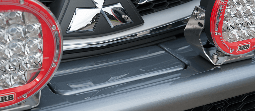 ARB Zusatzscheinwerfer und Kühlergrill am Summit Combar des Pajero Sport