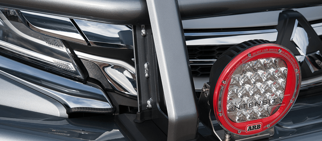 LED-Blinker und Rohrbügel des ARB Summit Combar am Pajero Sport