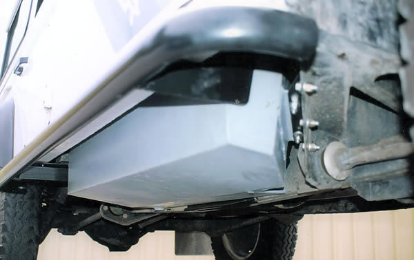 Long Ranger TA45 Zusatz-Kraftstofftank 80 L montiert am Schweller – Land Rover Defender 110